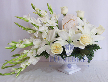 Arreglo funerario lilis y rosas María - Arreglos Funerarios | Coronas  Condolencias | Cruz de condolencias | Cubre caja de flores |