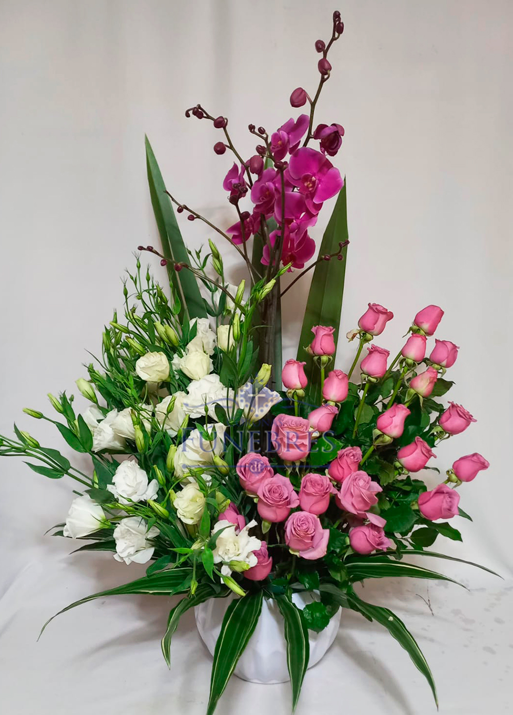 Arreglo de Condolencias Rosas Orquídeas y Lisianthus. Alondra - Arreglos  Funerarios | Coronas Condolencias | Cruz de condolencias | Cubre caja de  flores |