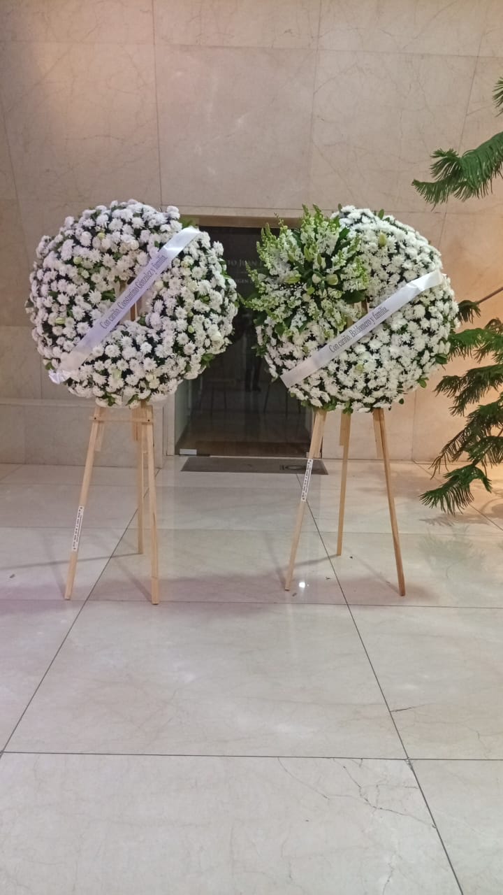 Dos coronas fúnebres medianas Axel - Imagen 2